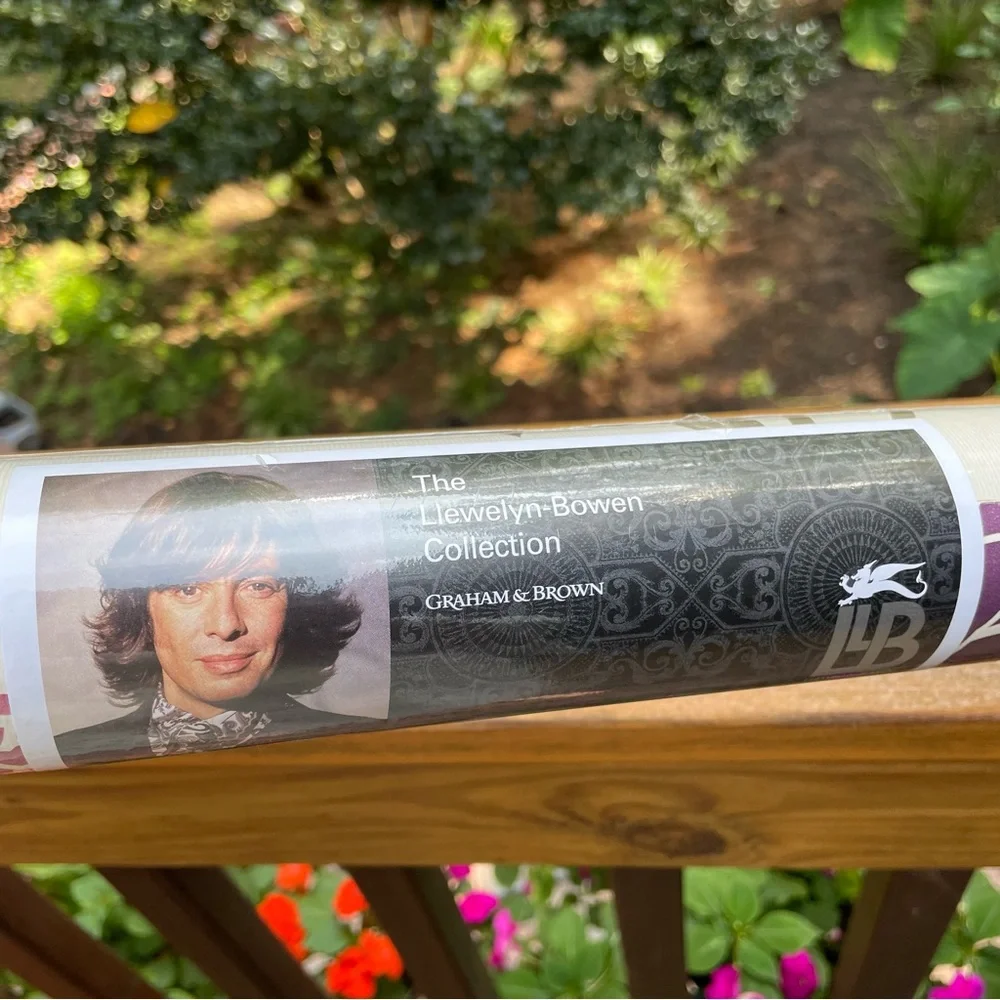 Laurence Llewelyn-Bowen Duchess Wallpaper - DUCHESS ~ PLUM/BBEIGE - 1 Roll